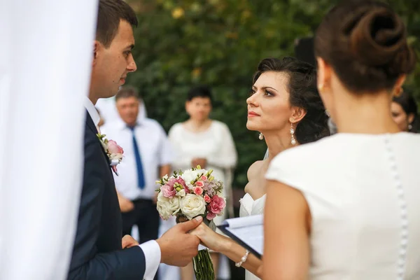 Brides hold hands — Stock Photo, Image