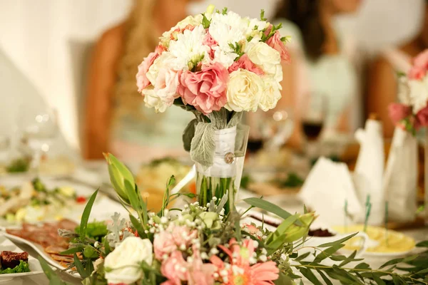 Bruiloft tafel met decoraties — Stockfoto
