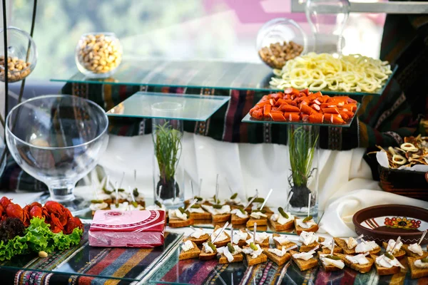 Tavolo da banchetto con snack — Foto Stock