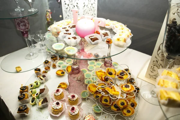 Mesa de banquete com doces — Fotografia de Stock