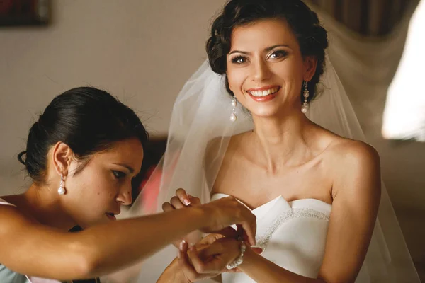 Esküvőre készül koszorúslány a menyasszony — Stock Fotó