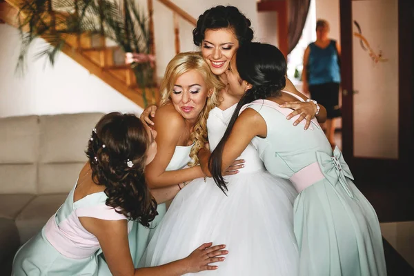 Damas de honor abrazando novia — Foto de Stock