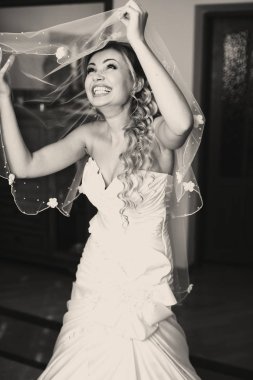 Gelin duvak üzerinde giyerken içtenlikle güler 