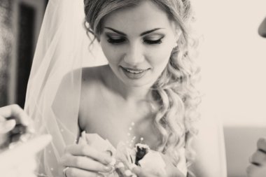 Gelin bir yaka çiçeği bir görünümü alır