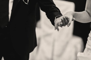 Bir damat tarafından düzenlenen ihale gelinin kol bir close-up