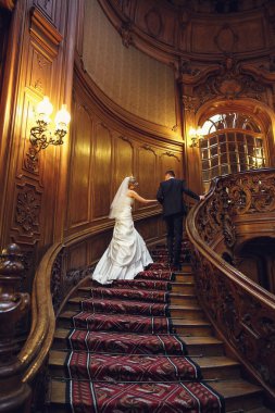 Damat gelinin el yukarı giderken tutar