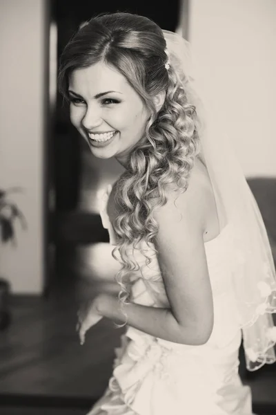 Blonde Braut mit langen Haaren lacht, während sie im Hotel posiert — Stockfoto