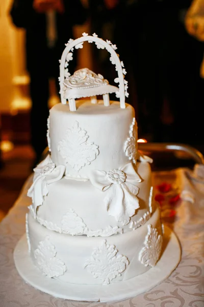 Úžasný bílý svatební dort s polevou krajky — Stock fotografie