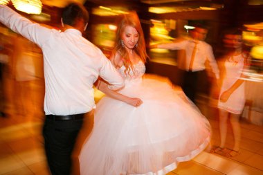 Sarı disko ışığında gelin ve damat dansı 