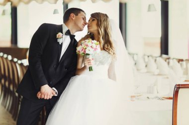 Bir an önce güzel yeni evliler arasında bir öpücük 