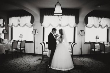 Gelin ve damat bir boş restautant'ın hal orta üzerinde durmak