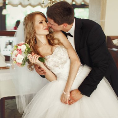 Şefkatle onu arkadan sarılma gelin damat tutar 