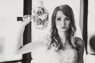 Komik bir gelin bir restauran poz balck ve beyaz resim