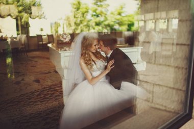 Piyanonun oturan bir gelin için eğilerek bir damat bir yansımasıdır