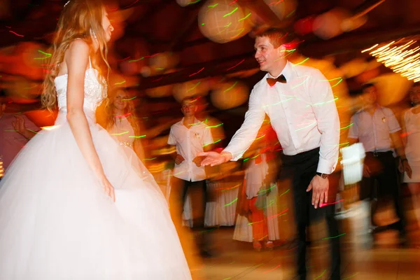 一张新婚夫妇在餐厅大厅里跳舞的模糊画面 — 图库照片