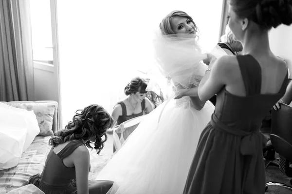 신부 들러리는 결혼식을 위한 예쁜 금발의 신부 준비 — 스톡 사진