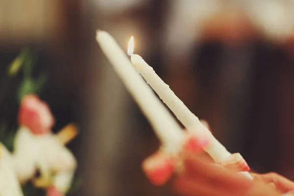 Bougies blanches brûlent lors d'une cérémonie de mariage — Photo