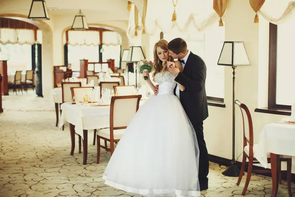 Damat gelin elini şefkatle ayakta tutan arkasından sarılarak 