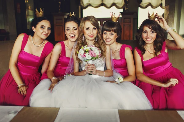 Nedime küçük kron içinde bir gelin bir divan çevrili 