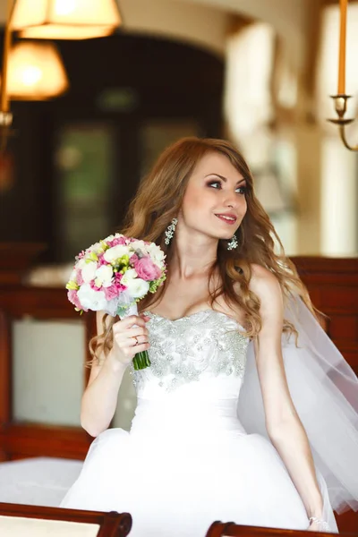 Wunderbare Braut dreht sich im Restaurant-Saal um — Stockfoto