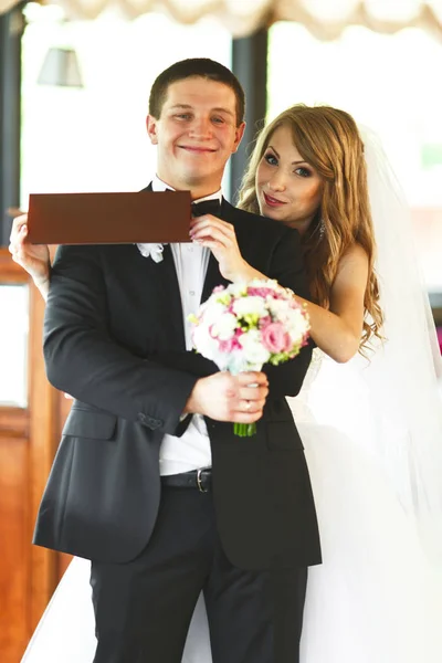 Nevěsta má nápis "Vyhrazeno" v přední části ženicha — Stock fotografie