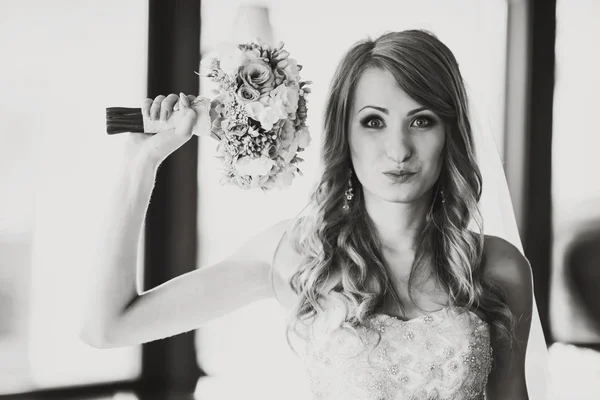 内でポーズをとって面白い花嫁の balck と白画像 — ストック写真