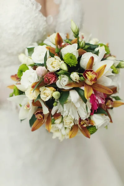 Πρωτότυπα γαμήλια ανθοδέσμη από λευκά τριαντάφυλλα και πρασινάδα — Φωτογραφία Αρχείου