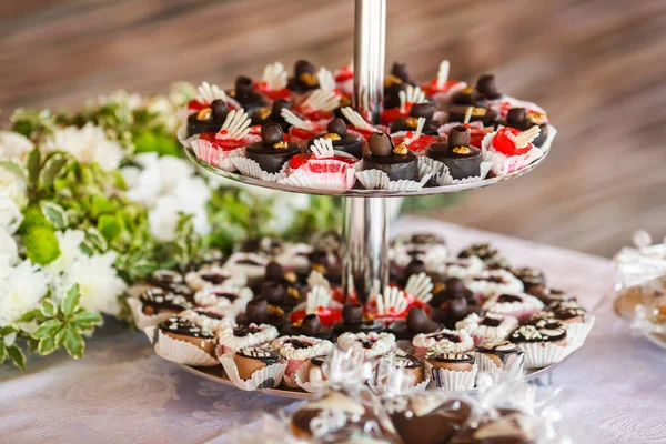 Choklad godis serveras på en skiktad tallrikar — Stockfoto