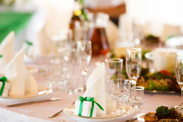 Stijlvolle luxe decoratie van tabellen voor een diner — Stockfoto