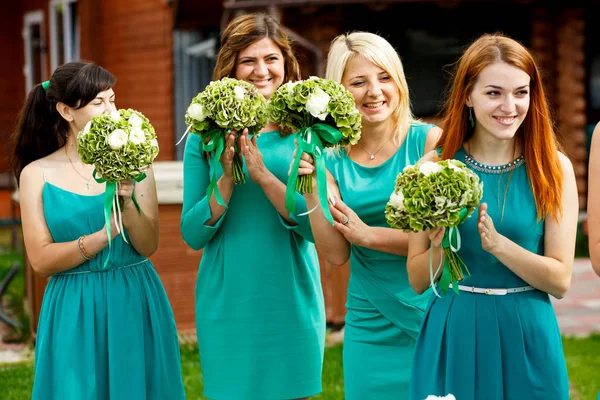 Bonitas damas de honor en vestidos de menta aplauden durante la ceremonia —  Fotos de Stock