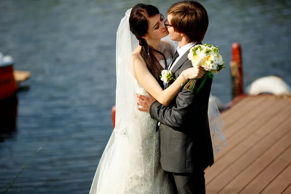 Solo coppie sposate abbracci teneramente in piedi sulla cuccetta del fiume — Foto Stock