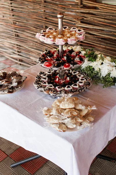 Dolci e pasticcini al cioccolato serviti su piatti stratificati — Foto Stock