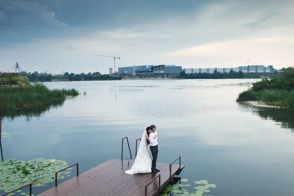 Çift düğün bir endüstriyel b ile nehir yatak üzerinde duruyor — Stok fotoğraf