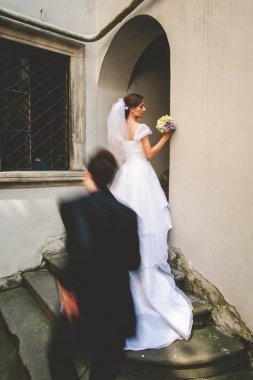 Girişte duran bir gelin kadar bulanık damat yakalar 