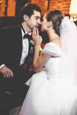Gelin Damat çene şefkatle önce bir öpücük dokunur 