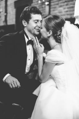 Gelin ona doğru kisses iken gülümsüyor damat