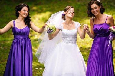 Gelin ve kızlar sahada dans ederken iyi eğlenceler 