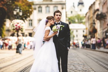 Yeni evliler railwais eski sokak arasında stand 