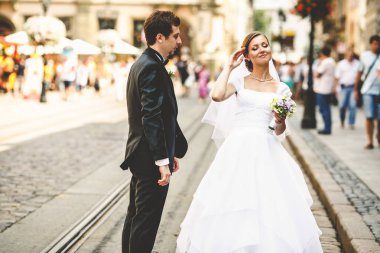 Damat gelin hayalleri sokakta bekler.