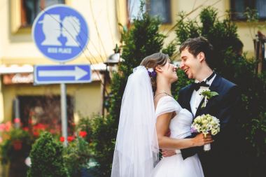 Yeni evli bir öpücük yer üzerinde duran gülümse 