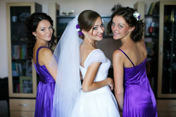 Attractive bride and her friends in indigo dresses pose in the r — Stock Photo, Image
