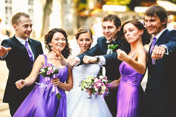 Frischvermählte und ihre Freunde stellen sich als Superhelden vor. — Stockfoto