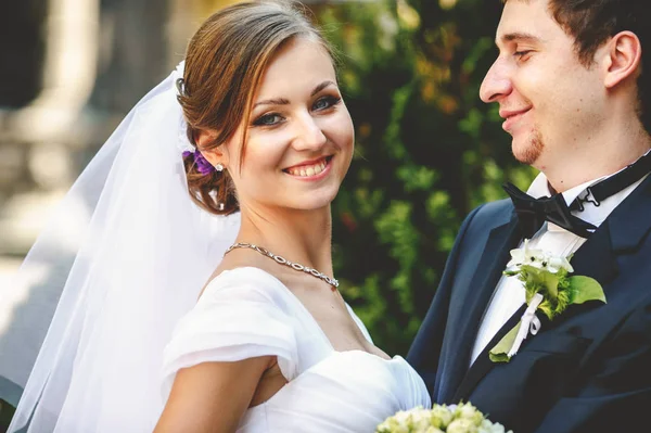Sposo guarda con amore a scintillante bella sposa — Foto Stock
