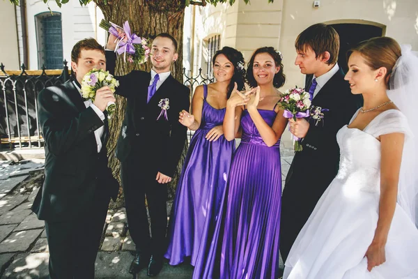 Os recém-casados estão juntos com seus amigos durante uma caminhada — Fotografia de Stock