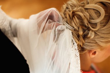 Gelin peçe bir kadının saçının koymak