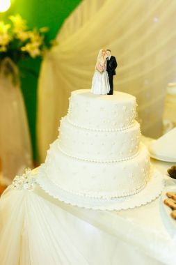 Yeni evliler üst rakamları ile beyaz düğün pastası 