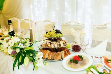 İçecekler, pasta ve et ile lüks yemek masası 