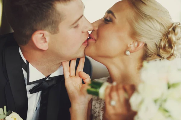 Nahaufnahme zärtlich küssender Hochzeitspaare — Stockfoto