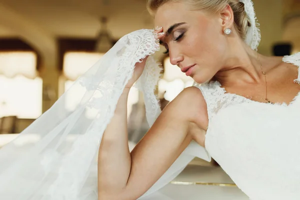 Egy profilt a csinos szőke menyasszony kezében homlokát, miközben Szilvia — Stock Fotó