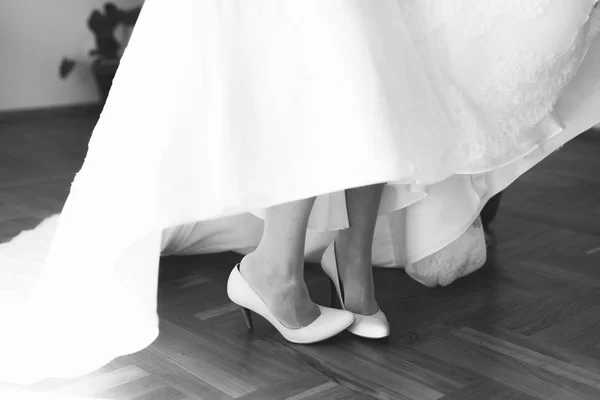 Primo piano delle gambe della sposa in scarpe da sposa bianche — Foto Stock